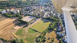 Flugaufnahme von Hans Dorfner Fußballschule, Fußballtraining, Fußballcamp, Fußballtraining für Kinder, modernes Fußballtraining, Fußballferien, Fußballschule, Oberpfalz, sportlicher Freizeitspaß, Fußballcamps für Jugendliche, professionelle Fußballförderung.