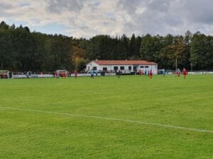 Fußballschule Hans Dorfner mit Kindern beim Training auf dem Fußballplatz inmitten der Natur, ideale Umgebung für junge Fußballtalente, professionelle Fußballschule für Kinder und Jugendliche, SPORT FUSSBALL ERLEBNIS.