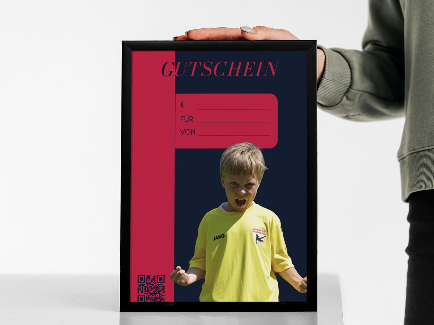 Junior Fußballspieler in Aktion bei der Hans Dorfner Fußballschule, Fußballferien mit Training, Spaß und Motivation für junge Talente im Fußball.