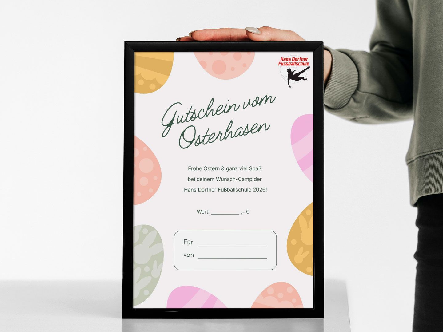 Weihnachts-Gutschein für die Hans Dorfner Fußballschule, personalisierbar, geeignet für Geschenkideen, inklusive festlicher Gestaltung, ideal für Fußball- und Fußballschule-Fans, perfekt als Weihnachtsgeschenk.