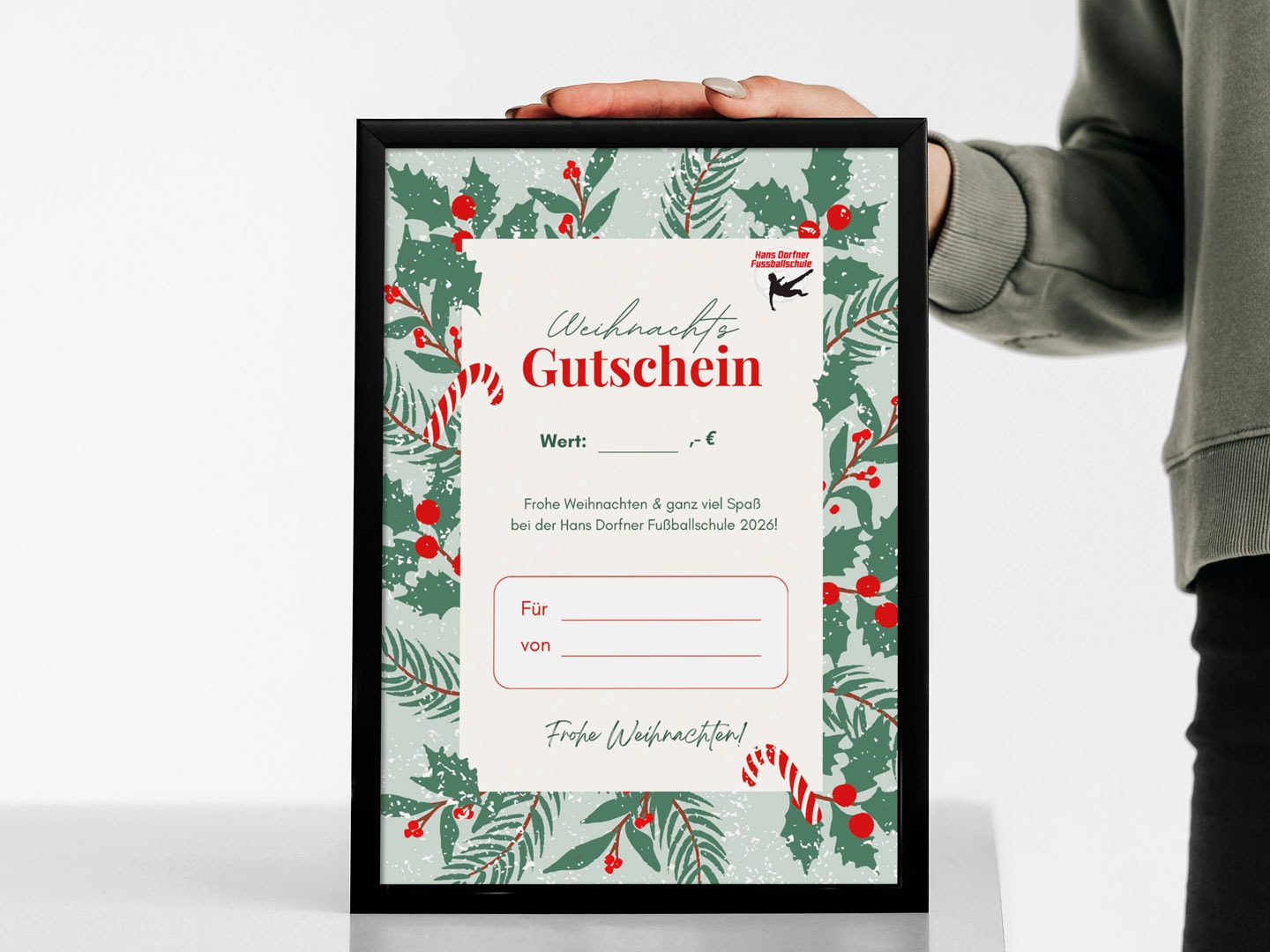 Weihnachts-Gutschein für die Hans Dorfner Fußballschule, personalisierbar, geeignet für Geschenkideen, inklusive festlicher Gestaltung, ideal für Fußball- und Fußballschule-Fans, perfekt als Weihnachtsgeschenk.