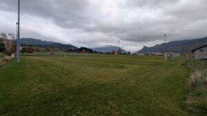 Gemütlicher Fußballplatz mit Blick auf Berge, ideal für Fußballtraining bei Hans Dorfner Fußballschule in malerischer Umgebung.