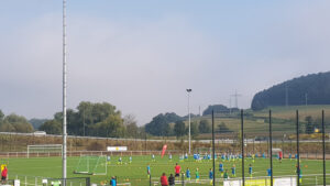 Jugendfußballtraining bei Hans Dorfner Fußballschule, Fußballcamp für Kinder und Jugendliche, professionelles Fußballtraining im Grünen, Fußballschule für Nachwuchsspieler in Deutschland, Fußballtraining im Freien mit Kindern und jungen Talenten.