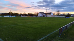 Ferienfußballplatz der Hans Dorfner Fußballschule bei Sonnenuntergang, ideal für Fußballferein, Training und Jugendfußball in Bayern.