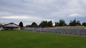 Fußballplatz der Hans Dorfner Fußballschule mit gepflegtem Rasen, Toren und Sportanlage im Classic-Stil, ideal für Fußballtraining und Feriencamps, gelegen in einer grünen Umgebung.
