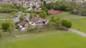 Hans Dorfner Fußballschule, Fußballtraining für Kinder und Jugendliche auf gepflegtem Fußballfeld in einer idyllischen Umgebung, ideal für Nachwuchsförderung und sportliche Entwicklung.