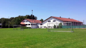 Fußballplatz der Hans Dorfner Fußballschule mit Rasenflächen und Toren, ideal für Fußballferien und Trainingslager für Kinder und Jugendliche in Oberweikertshofen.