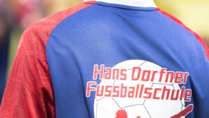Hochwertige Fußballschuhe und Trikots bei der Hans Dorfner Fußballschule, für junge Talente und Hobbyspieler, Fußball Training im Fokus, Sportcamp Bayern, Fußball Ferienprogramm.