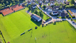 Fotowiese mit Fußballplätzen, Tennisplätzen und Sportanlagen bei der Hans Dorfner Fußballschule, in einer ruhigen Wohngegend, ideal für Fußballferien und Trainingseinheiten.
