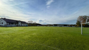 Grünes Fußballfeld bei der Hans Dorfner Fußballschule, ideal für Fußballtraining und Camps in einer ruhigen, ländlichen Umgebung. Perfekt für junge Fußballspieler, die ihre Fähigkeiten verbessern möchten.