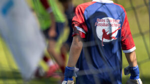 Torwarttraining bei Hans Dorfner Fußballschule auf dem Fußballplatz, Torwart beim Üben, Fußballtraining für Kinder und Jugendliche, Fußballferien mit Fußballschule, aktives Fußballtraining für Nachwuchsspieler.